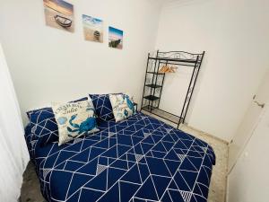 A bed or beds in a room at Apartamento Conil Playa & céntrico, con Aire Acond y WIFI -SOLO FAMILIAS Y PAREJAS-