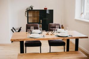 a dining room with a wooden table and chairs at Ferienwohnungen Kornkammer und Kirschstübchen in Kettig