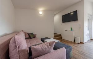 Televízia a/alebo spoločenská miestnosť v ubytovaní 1 Bedroom Gorgeous Apartment In Zadar