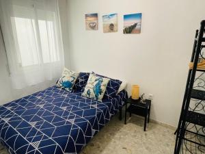 A bed or beds in a room at Apartamento Conil Playa & céntrico, con Aire Acond y WIFI -SOLO FAMILIAS Y PAREJAS-