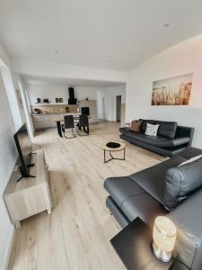 a living room with a couch and a table at Ferienwohnungen Kornkammer und Kirschstübchen in Kettig