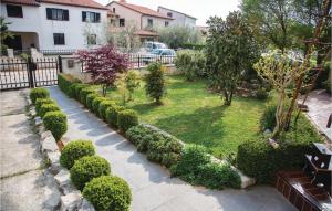 widok na ogród z krzakami i drzewami w obiekcie Apartment Fazana - 07 w Fažanie +16 zdjęć