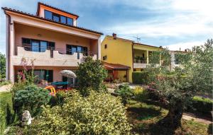 dom z ogrodem przed nim w obiekcie Apartment Fazana - 07 w Fažanie
