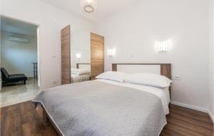 Posteľ alebo postele v izbe v ubytovaní Lovely Apartment In Sibenik With Sauna