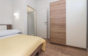 Posteľ alebo postele v izbe v ubytovaní Lovely Apartment In Sibenik With Sauna