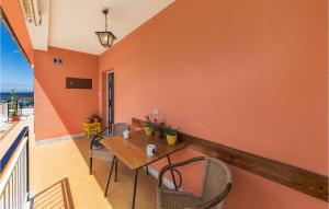 balkon z drewnianym stołem i krzesłami w obiekcie 2 Bedroom Lovely Apartment In Fazana w Fažanie +21 zdjęć