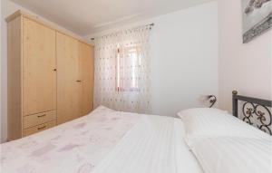 Postel nebo postele na pokoji v ubytování Cozy Home In Seget Donji