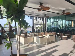 un ristorante con tavoli e sedie in un edificio di Royal Comfort Suite Meritus near swimming pool a Perai