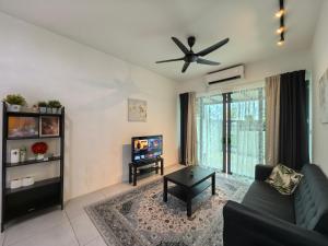 un soggiorno con un divano e un ventilatore a soffitto di Royal Comfort Suite Meritus near swimming pool a Perai