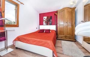 Giường trong phòng chung tại Lovely Home In Rogoznica With Jacuzzi +38 ảnh