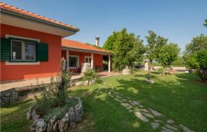 Vonkajšia záhrada v ubytovaní Three-Bedroom Holiday Home In Grubine