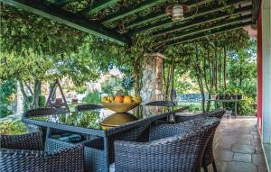 Vonkajšia záhrada v ubytovaní Three-Bedroom Holiday Home In Grubine