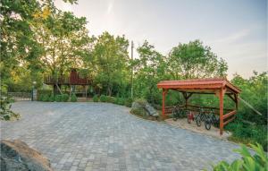 Vonkajšia záhrada v ubytovaní Three-Bedroom Holiday Home In Grubine