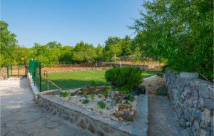 Vonkajšia záhrada v ubytovaní Three-Bedroom Holiday Home In Grubine