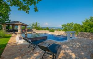 Bazén v ubytovaní Three-Bedroom Holiday Home In Grubine alebo v jeho blízkosti