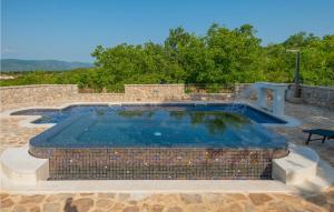 Bazén v ubytovaní Three-Bedroom Holiday Home In Grubine alebo v jeho blízkosti + 37 fotografií