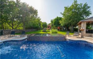 Bazén v ubytovaní Three-Bedroom Holiday Home In Grubine alebo v jeho blízkosti