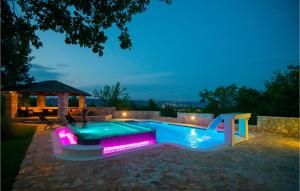 Bazén v ubytovaní Three-Bedroom Holiday Home In Grubine alebo v jeho blízkosti