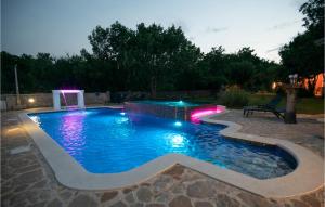 Bazén v ubytovaní Three-Bedroom Holiday Home In Grubine alebo v jeho blízkosti