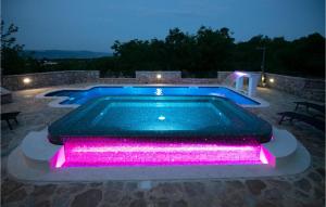 Bazén v ubytovaní Three-Bedroom Holiday Home In Grubine alebo v jeho blízkosti