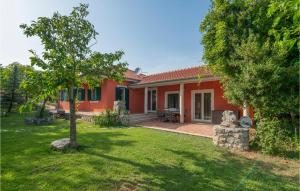 Vonkajšia záhrada v ubytovaní Three-Bedroom Holiday Home In Grubine