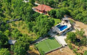 Bazén v ubytovaní Three-Bedroom Holiday Home In Grubine alebo v jeho blízkosti