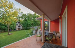 Vonkajšia záhrada v ubytovaní Three-Bedroom Holiday Home In Grubine