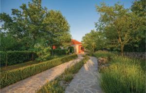 Vonkajšia záhrada v ubytovaní Three-Bedroom Holiday Home In Grubine