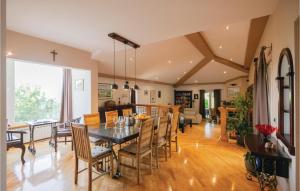 Posedenie v ubytovaní Three-Bedroom Holiday Home In Grubine