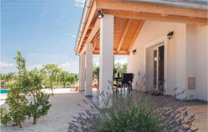 Vonkajšia záhrada v ubytovaní Two-Bedroom Holiday Home In Radonic