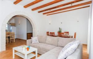 Posedenie v ubytovaní Two-Bedroom Holiday Home In Radonic