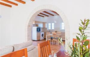 Kuchyňa alebo kuchynka v ubytovaní Two-Bedroom Holiday Home In Radonic
