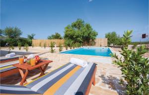 Bazén v ubytovaní Two-Bedroom Holiday Home In Radonic alebo v jeho blízkosti