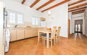 Kuchyňa alebo kuchynka v ubytovaní Two-Bedroom Holiday Home In Radonic