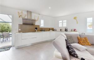 Η κουζίνα ή μικρή κουζίνα στο 3 Bedroom Nice Home In La Tremblade