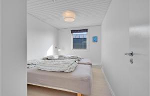 HesselagerにあるTwo-Bedroom Holiday Home In Hesselagerのベッド2台と窓のある寝室