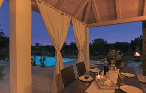 Bazén v ubytovaní Two-Bedroom Holiday Home In Radonic alebo v jeho blízkosti