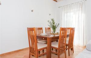 Fotografia z galérie ubytovania Two-Bedroom Holiday Home In Radonic v destinácii Radonić