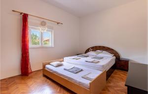a bedroom with two beds and a window at 5 Bedroom Gorgeous Home In Podlug in Podlug