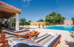 Bazén v ubytovaní Two-Bedroom Holiday Home In Radonic alebo v jeho blízkosti