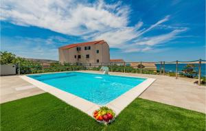 Πισίνα στο ή κοντά στο Stunning Apartment In Kustici, Novalja