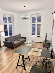 レグニツァにあるApartament Plac Klasztornyのソファとテーブルのあるリビングルーム