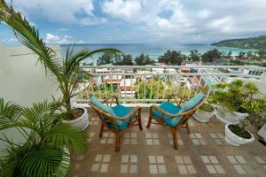un balcone con sedie e vista sull'oceano di Waterfront High Tide Suite - Ocean View a Ban Karon