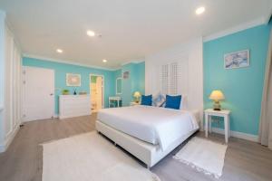 Letto o letti in una camera di Waterfront High Tide Suite - Ocean View