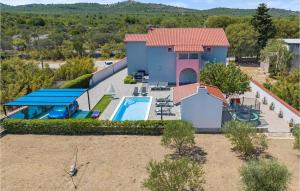 Bazén v ubytovaní Holiday Home Dubrava Tisnjanska 32 alebo v jeho blízkosti