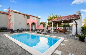 Bazén v ubytovaní Holiday Home Dubrava Tisnjanska 32 alebo v jeho blízkosti