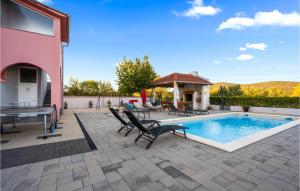 Bazén v ubytovaní Holiday Home Dubrava Tisnjanska 32 alebo v jeho blízkosti