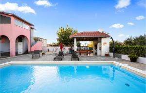 Bazén v ubytovaní Holiday Home Dubrava Tisnjanska 32 alebo v jeho blízkosti + 37 fotografií
