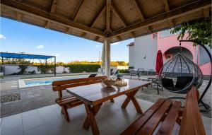 Bazén v ubytovaní Holiday Home Dubrava Tisnjanska 32 alebo v jeho blízkosti