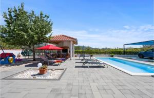 Bazén v ubytovaní Holiday Home Dubrava Tisnjanska 32 alebo v jeho blízkosti